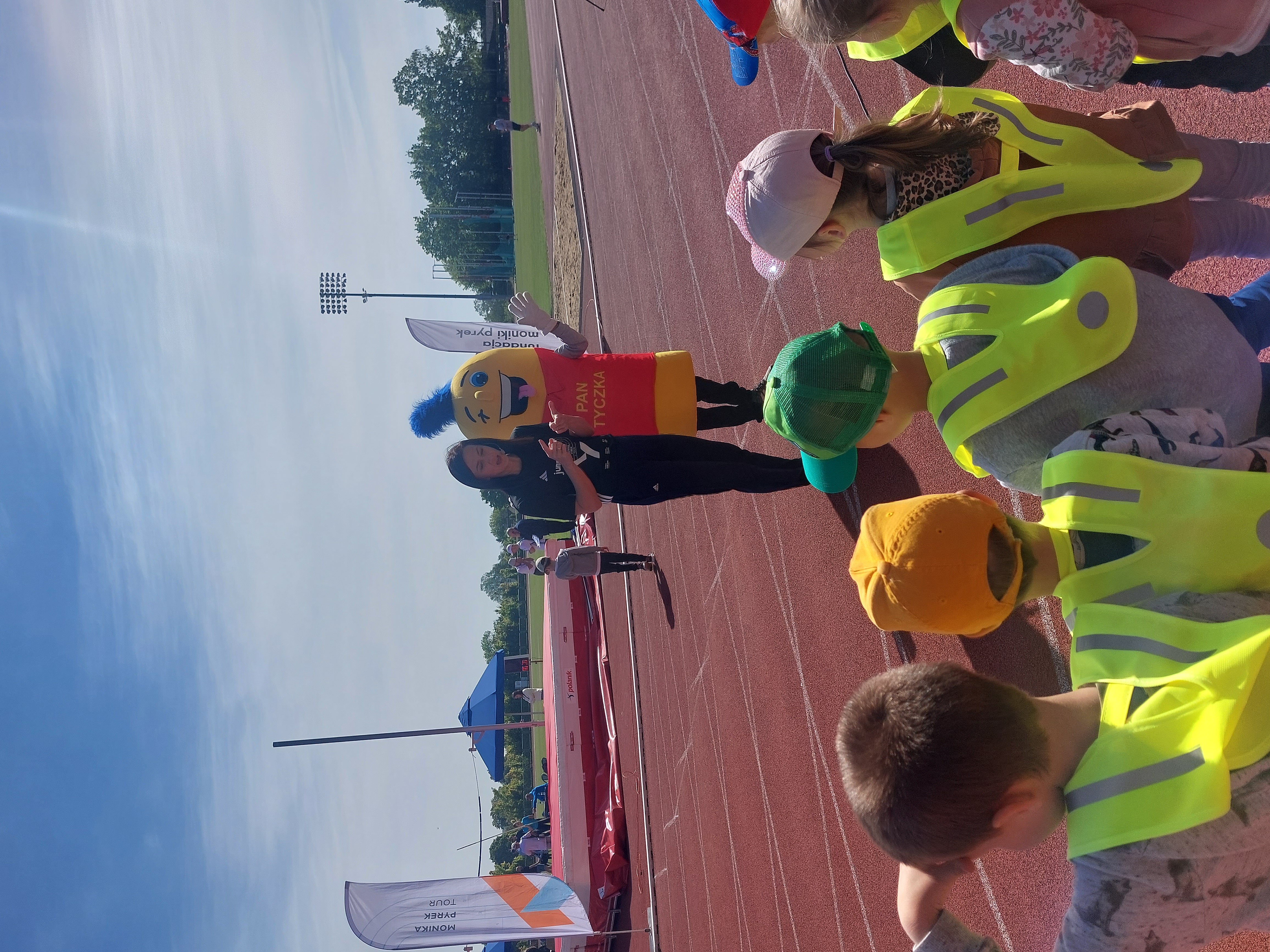 Przedszkolaki na sportowej strefie zabawy podczas wydarzenia Monika Pyrek Tour